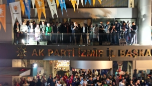 AK PARTİ İZMİR İL BİNASINDA BÜYÜK KUTLAMA