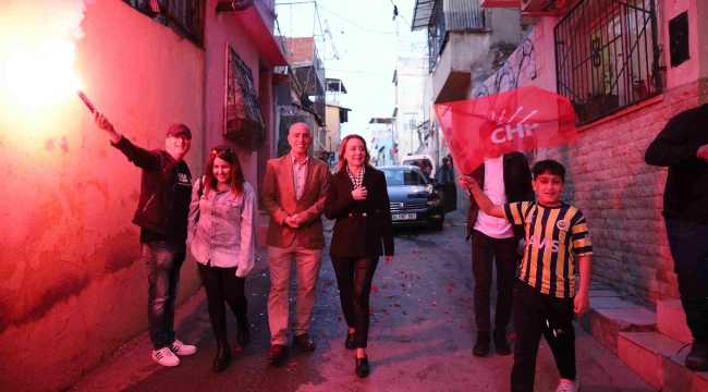 CHP'li Mutlu'ya Basmane'de coşkulu karşılama