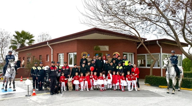 Minik Öğrencilerden Jandarma Komutanlığı'na Anlamlı Ziyaret